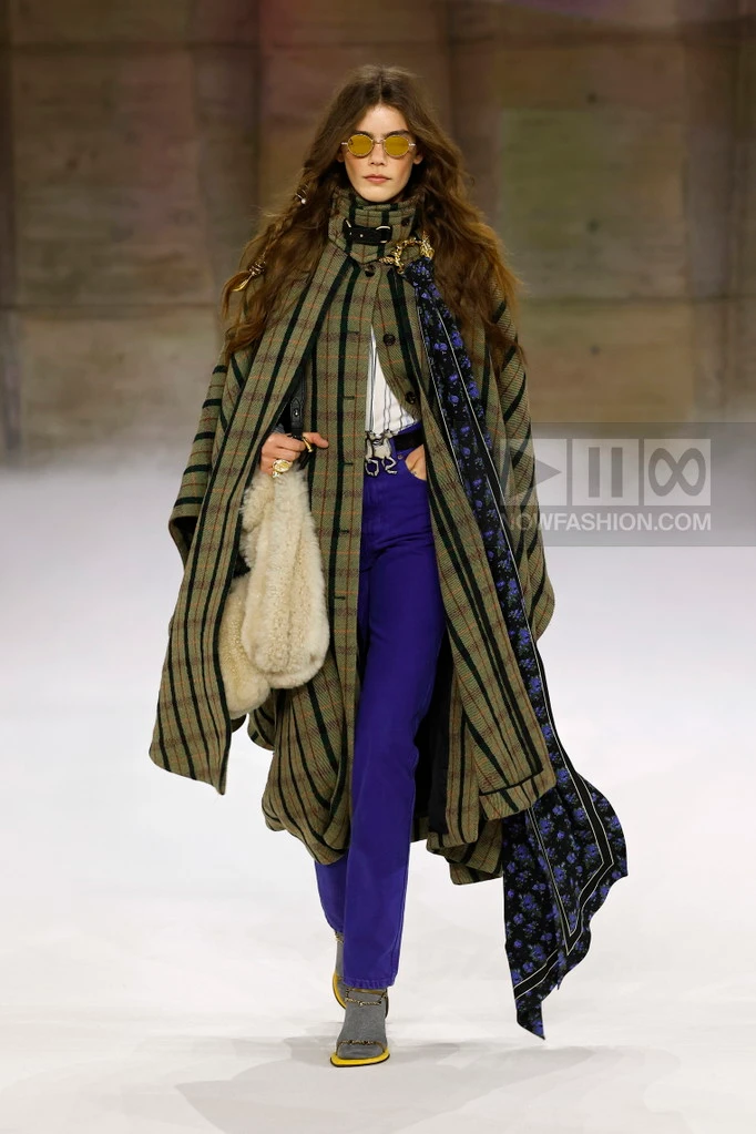 Model on the runway at the Chloe fashion show in Paris, Fall Winter 2026 Ready To Wear Fashion Week, Runway Look #025