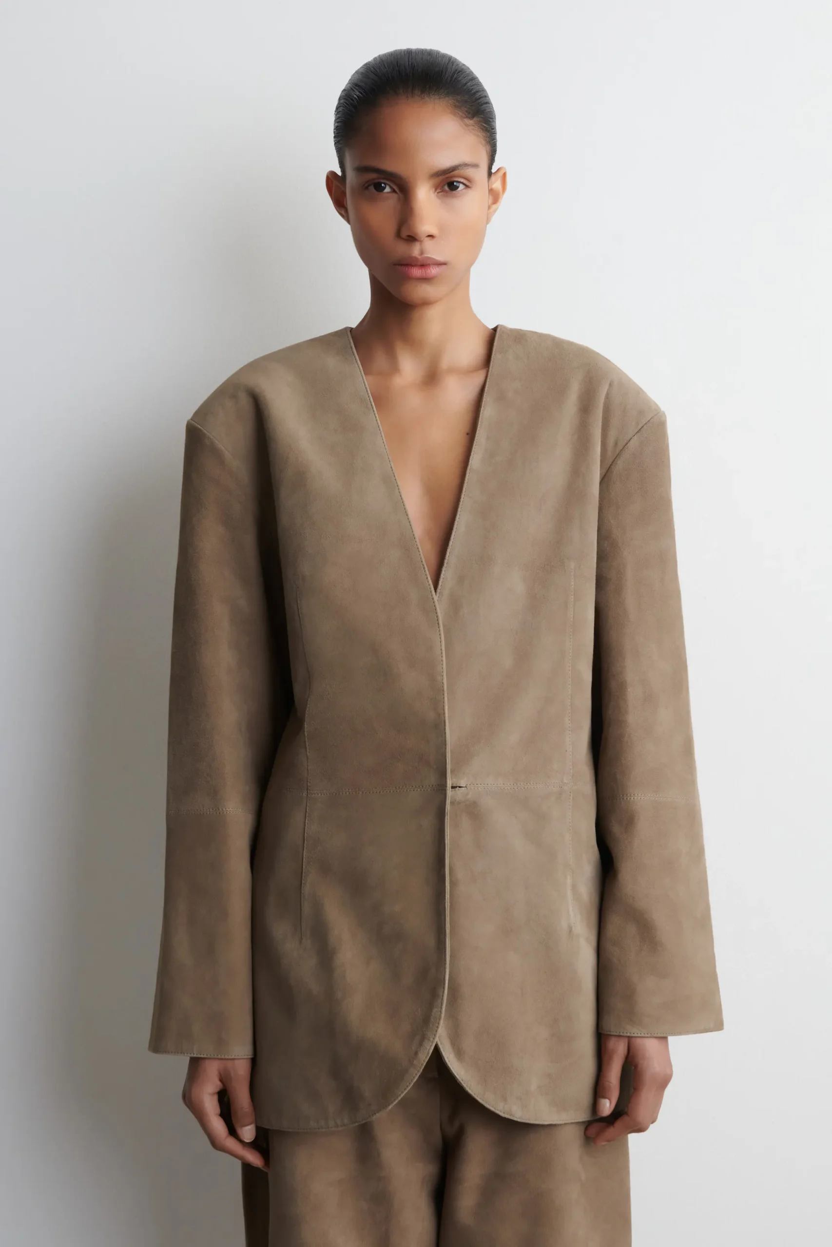 Collarless suéde blazer