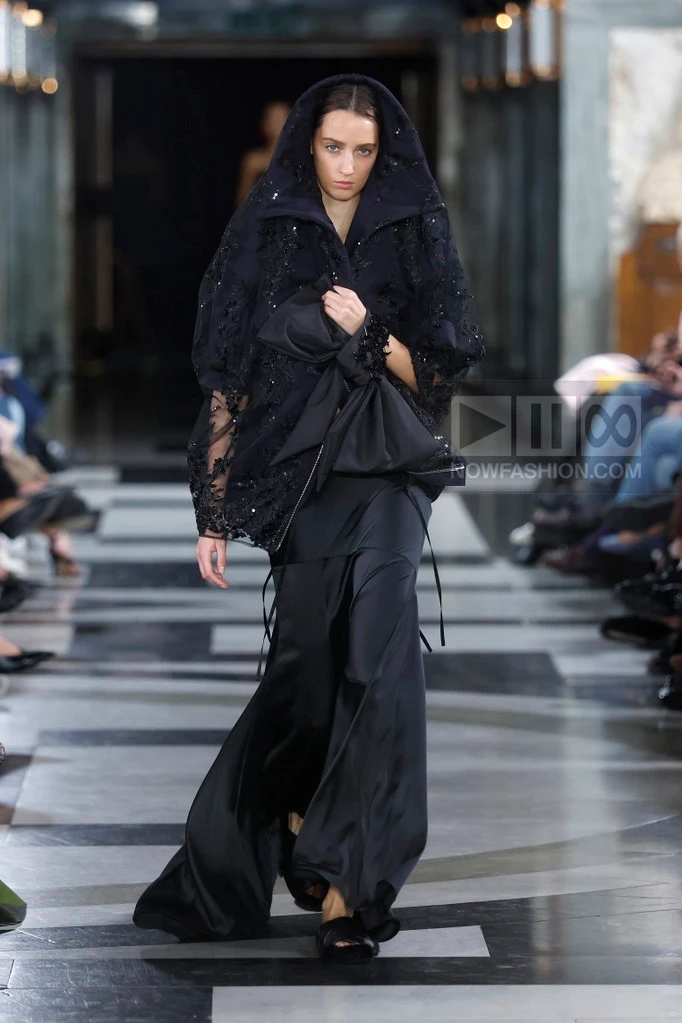 Model on the runway at the Simone Rocha fashion show in London, Spring Summer 2027 Ready To Wear Fashion Week, Runway Look #039
